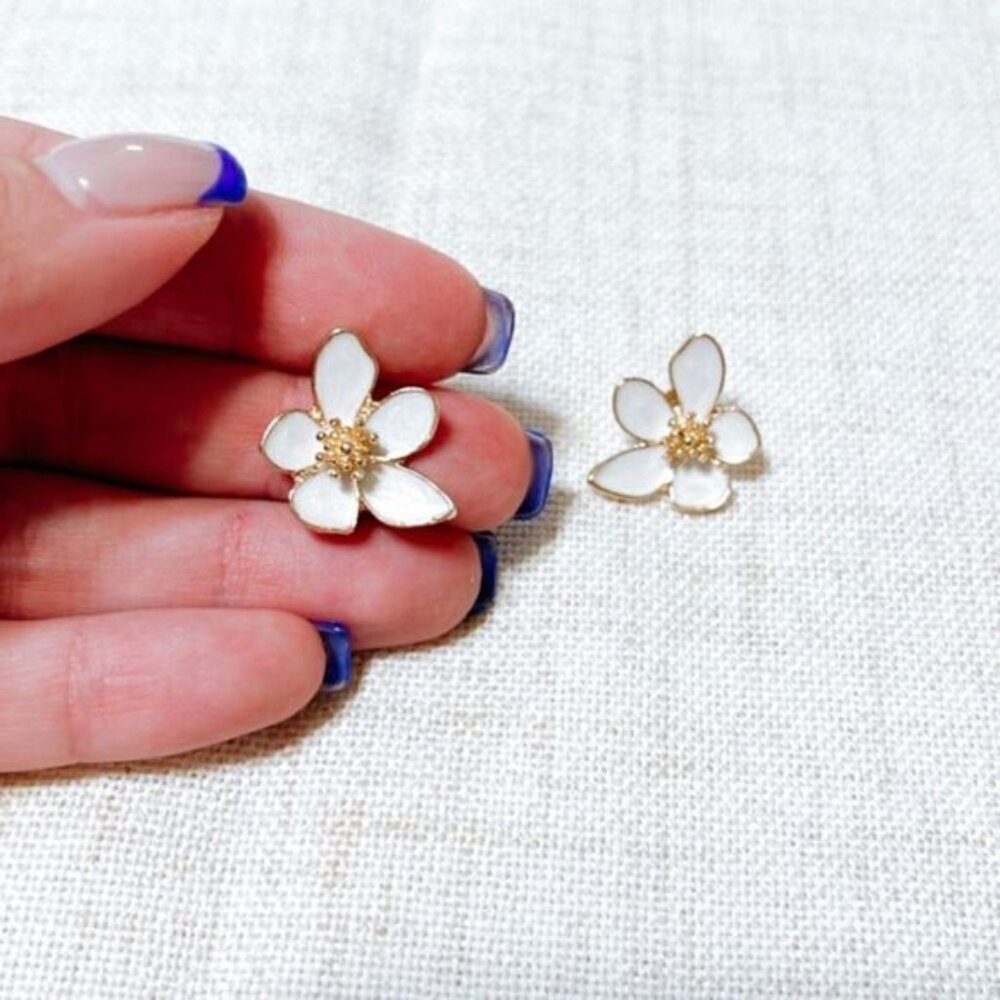 White flower stud earrings N176 - Picture 3 of 6